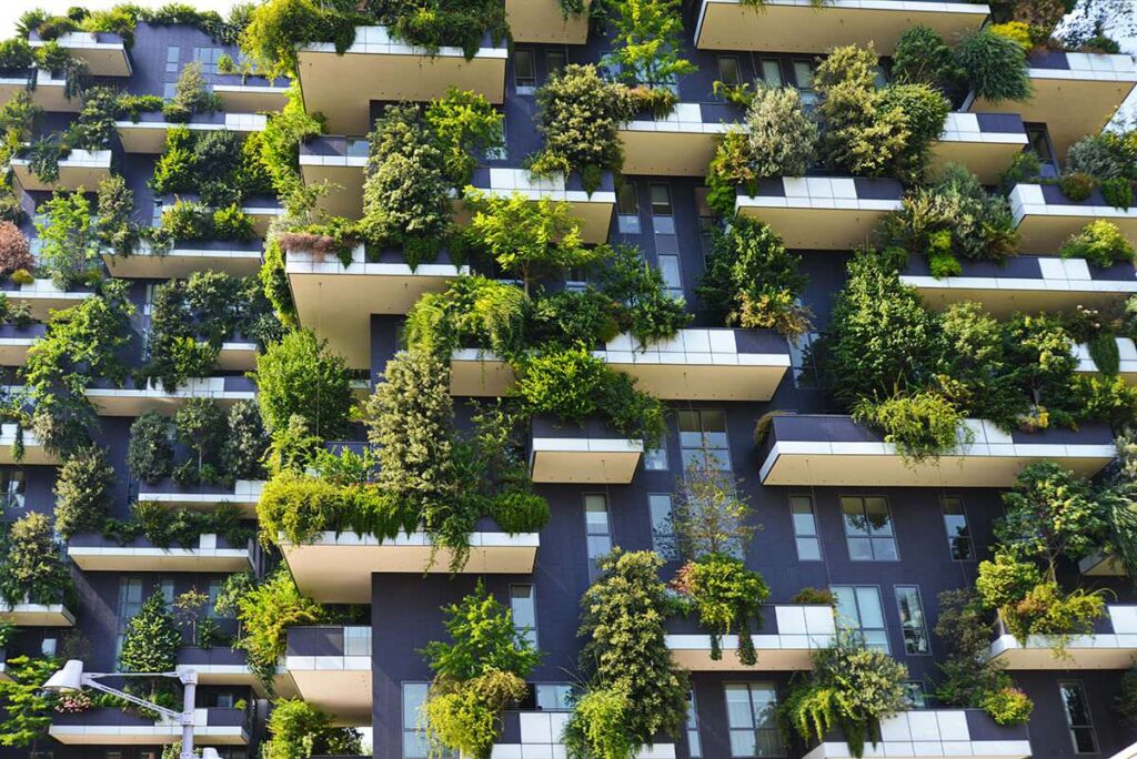 Bâtiment vert : façade pleine d'arbres sur les balcons