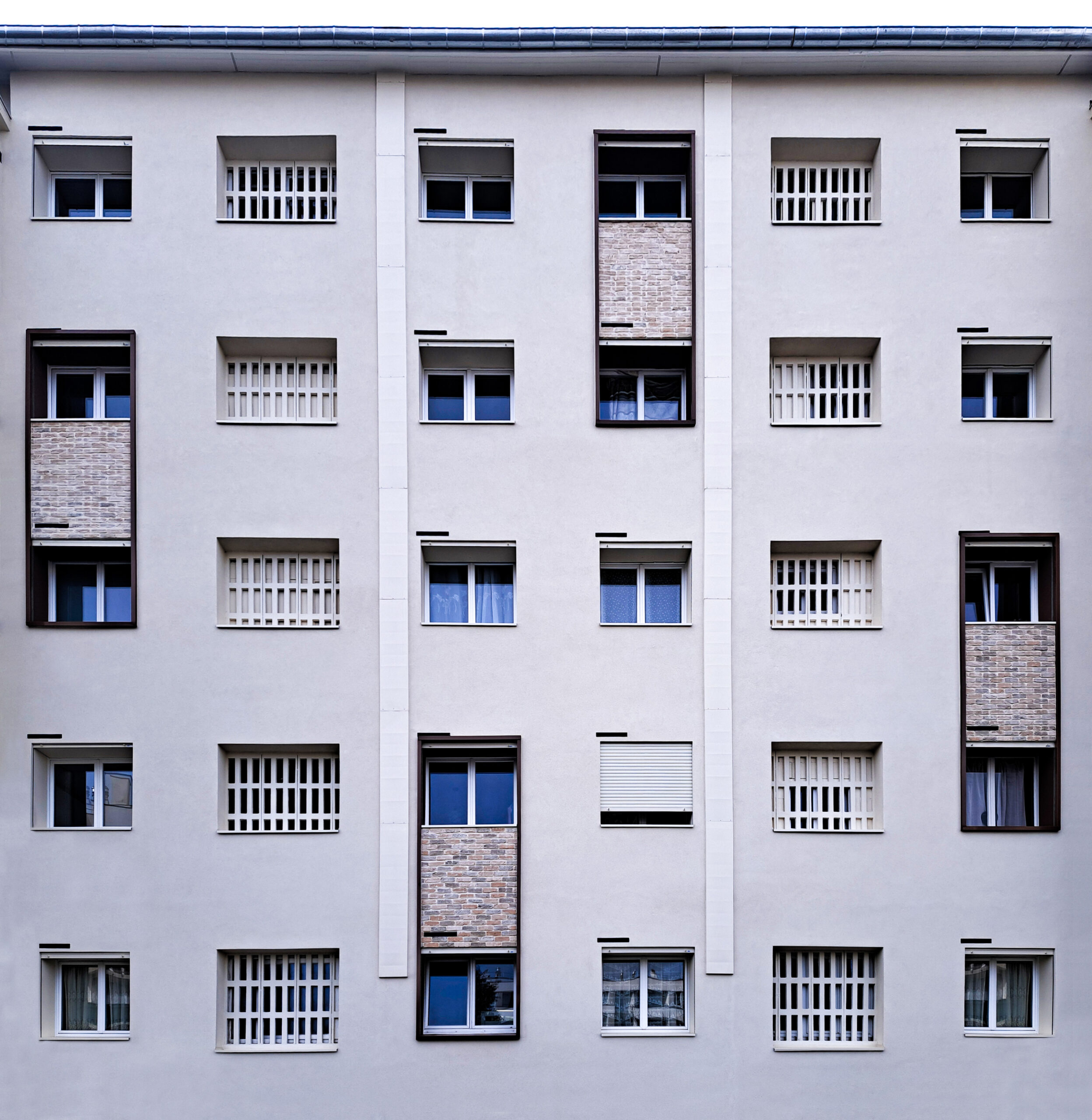 Façade avec volets roulants autonomes solaires