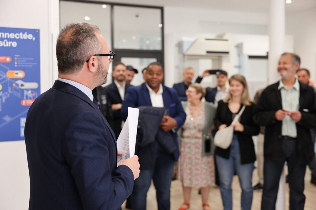 Bienvenue lors de l'inauguration du showroom Alpac à Paris.